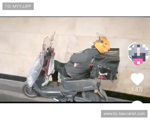 外卖小哥电动车上睡觉玩游戏困境背后生活不易的真实写照